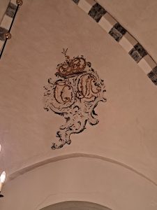 Kalkmaleri af monogram for Christian VII og Caroline Mathilde